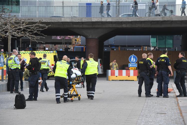 Billedet er fra i aftes, hvor de tilkadekommende blev behandlet ved Langebro i Københavns havn.  