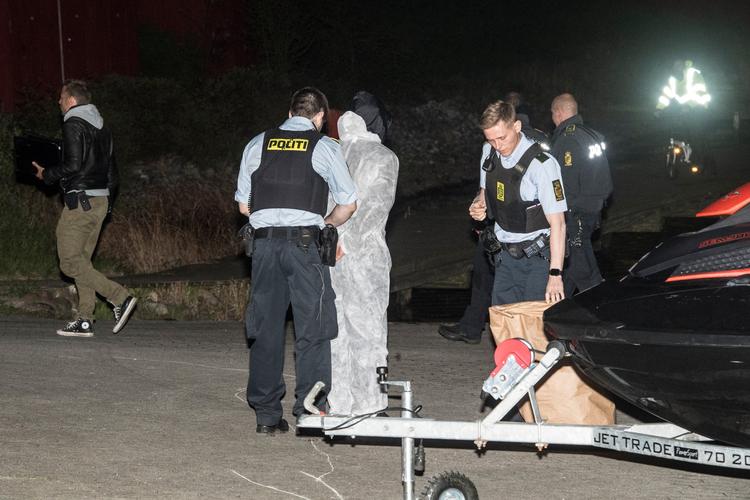 To kvinder er omkommet efter en lejebåd blev påsejlet af en vandscooter i Københavns Havn ved Langebro. 9 personer blev anholdt i Brøndby Havn, efter de var flygtet fra ulykken på vandscooterne.  