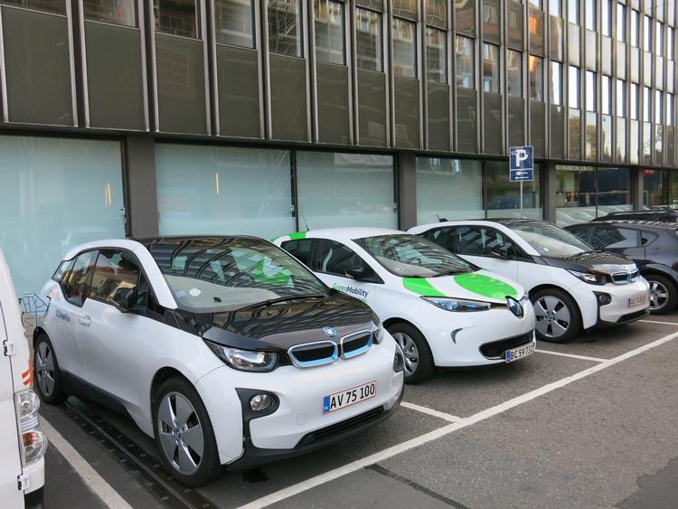 Bybilen Renault Zoe (i midten) kan nu fås med et abonnement, der giver 45 timers kørsel om måneden. Så stor en pakke fås ikke ikke til konkurrenten BMW i3 fra Drive Now. 