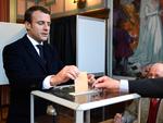 Næsten alle europæiske toppolitikere heppede på Emmanuel Macron i søndagens valg. Her stemmer den kommende præsident i sin nordfranske hjemby, Le Touquet. 