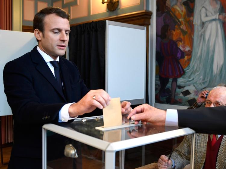 Næsten alle europæiske toppolitikere heppede på Emmanuel Macron i søndagens valg. Her stemmer den kommende præsident i sin nordfranske hjemby, Le Touquet. 