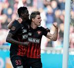 Jonas Borring (th.) stod efter en grum fejl af Benedikt Röcker for oplægget til det første mål, som Paul Onuachu (tv.) scorede. 
