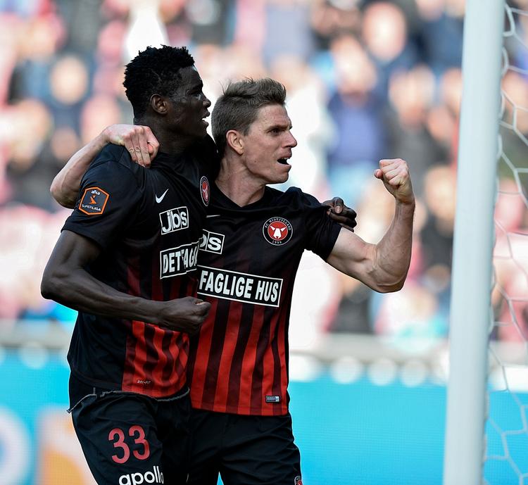 Jonas Borring (th.) stod efter en grum fejl af Benedikt Röcker for oplægget til det første mål, som Paul Onuachu (tv.) scorede. 
