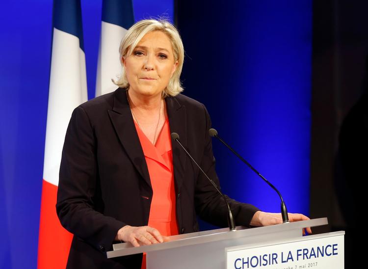 Klokken var kun 20.15, da Marine Le Pen foran sine tilhængere i Paris erkendte, at hun har tabt det franske præsidentvalg. 