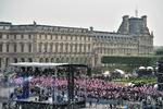 Flagene røg i vejret ved Emmanuel Macrons sejrsfest foran Louvre, da en måling kort efter kl. 20 søndag viste en overvældende klar sejr til deres kandidat. 