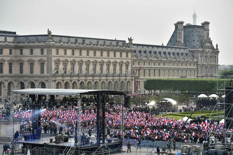 Flagene røg i vejret ved Emmanuel Macrons sejrsfest foran Louvre, da en måling kort efter kl. 20 søndag viste en overvældende klar sejr til deres kandidat. 