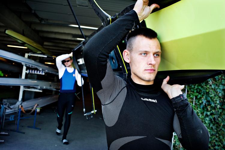TALENT. Roeren Tobias Kempf på 23 år træner to gange om dagen. Sammen med seks andre unge mænd kæmper han for at komme med i den nye "guldfirer". 