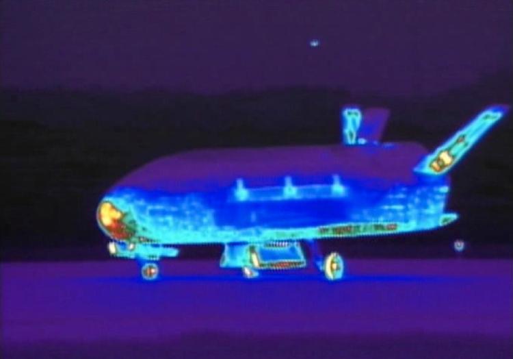 Infrarødt billede af det ubemandede rumfartøj X-37B, da det i 2012 landede på Vandenberg-rumcentret i Californien efter en hemmelig mission. Foto: AP  