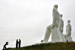Esbjerg Kommune, her symboliseret ved den kendte skulptur af kæmperne ved stranden, er den første, der er blwevet sagsøgt af ofre for sexovergreb, som vil have erstatning.  