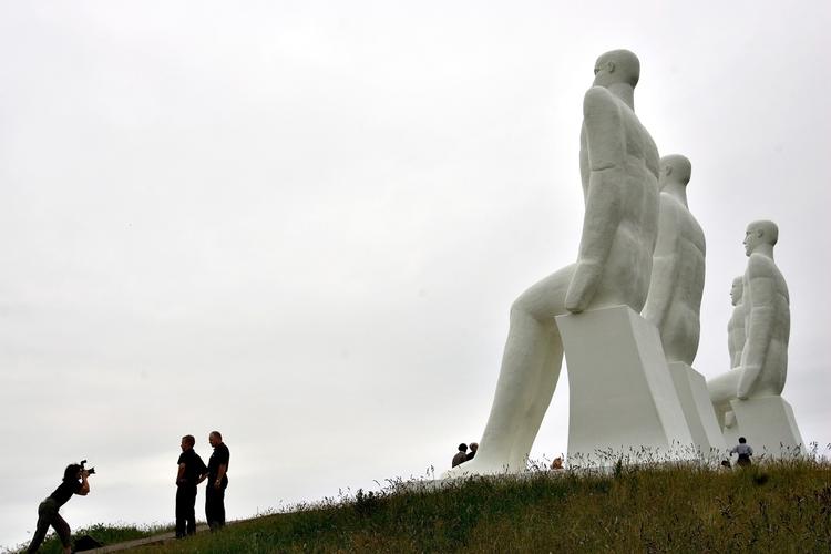 Esbjerg Kommune, her symboliseret ved den kendte skulptur af kæmperne ved stranden, er den første, der er blwevet sagsøgt af ofre for sexovergreb, som vil have erstatning.  