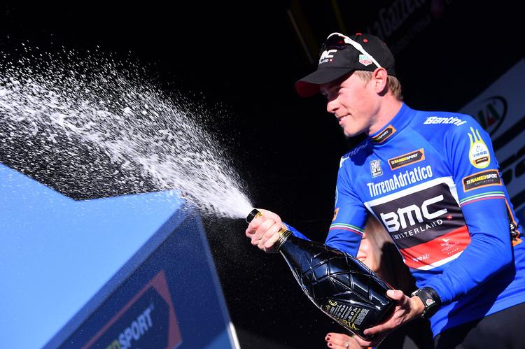 Rohan Dennis bar førertrøjen en enkelt dag i Tirreno-Adriatico, hvor han også vandt en etape og sluttede som nr. 2 sammenlagt efter Nairo Quintana. Foto: La Presse-D'Alberto Ferrari. 