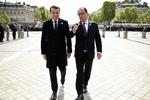 Den nye præsident Emmanuel Macron deltog mandag i en mindehøjtidelighed for afslutningen på Anden Verdenskrig sammen med den afgående præsident  Francois Hollande. På søndag indsættes Macron officielt som ny præsident. 