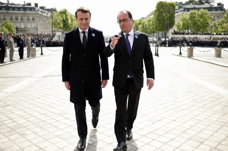 Den nye præsident Emmanuel Macron deltog mandag i en mindehøjtidelighed for afslutningen på Anden Verdenskrig sammen med den afgående præsident  Francois Hollande. På søndag indsættes Macron officielt som ny præsident. 