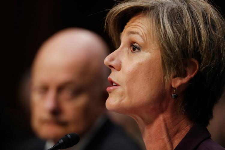 Tidligere fungerende justitsminister Sally Yates (t.h.) blev sammen med Obamas efterretningschef James Clapper afhørt om i USA's Senat. Hun advarede om at Rusland havde kompromitteret Trumps Nationale Sikkerhedsrådgiver, Michael Flynn. 