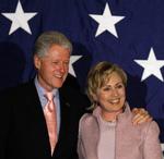 I 2019 udkommer en bog om Hillary Clinton - året inden udgiver hendes mand sin egen bog sammen med foratteren James Patterson. Foto: AP Photo/Kathy Willens 
