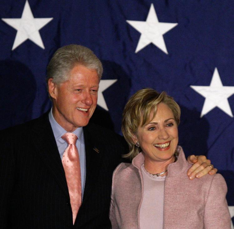 I 2019 udkommer en bog om Hillary Clinton - året inden udgiver hendes mand sin egen bog sammen med foratteren James Patterson. Foto: AP Photo/Kathy Willens 