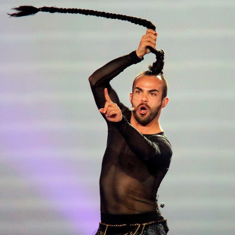 Slavko Kalezic med den imponerende hårpisk repræsenterer Montenegro med sangen 'Space' i aftenens semifinale.  