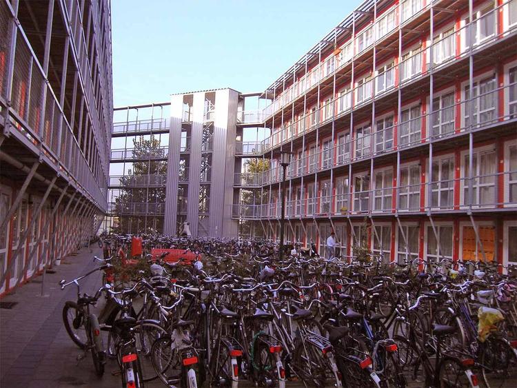 Amsterdam har i flere år benyttet containere til midlertidige studenterboliger, der kan flyttes rundt mellem ledige grunde. Her ses Keetwonen-projektet, hvor unge kan få et hjem for omkring 3.000 kroner om måneden og rummer  