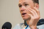 En rystet Chris Froome har på Twitter beskrevet, hvordan han af en bilist blev tvunget ind på fortovet, hvor han styrtede.  