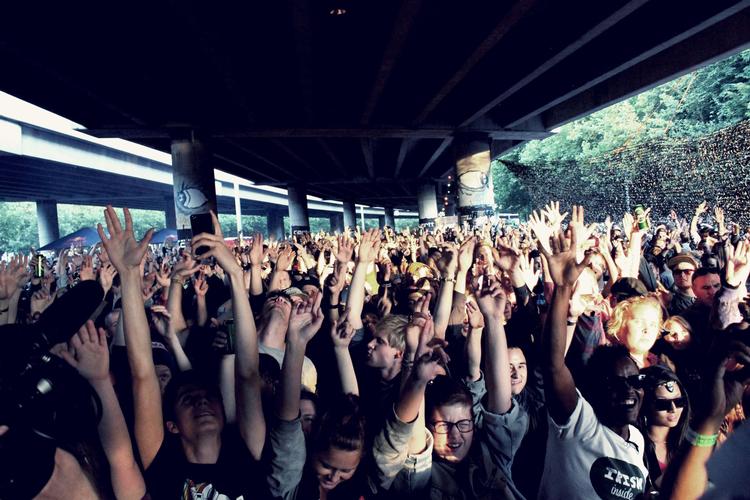 Bas-armen er i vejret under Bispeengbuen. 