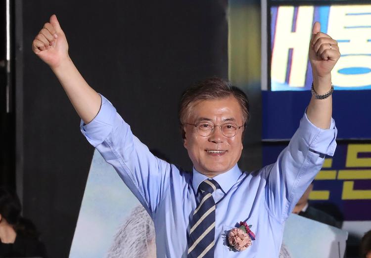 Det tyder på i exitpolls, at liberale Moon Jae-in har vundet en jordskredssejr i Sydkorea.  
