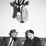Digter Claus Høxbroe (tv.) og rapperen Stik Op har taget initiativ til en ny spoken word-klub, hvor livelyrik bliver akkompagneret af jazzmusik.  