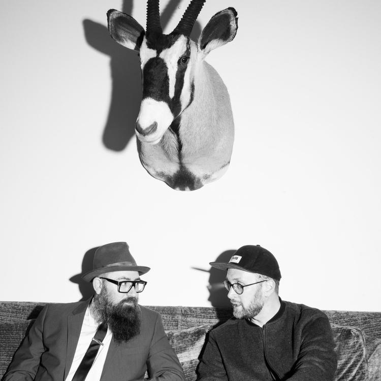 Digter Claus Høxbroe (tv.) og rapperen Stik Op har taget initiativ til en ny spoken word-klub, hvor livelyrik bliver akkompagneret af jazzmusik.  