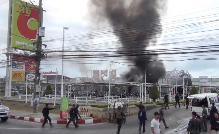En bilbombe forårsagede voldsomme skader på et butikscenter i byen Pattani i Thailand tirsdag eftermiddag. Over 50 mennesker blev blev såret ved eksplosionen. 