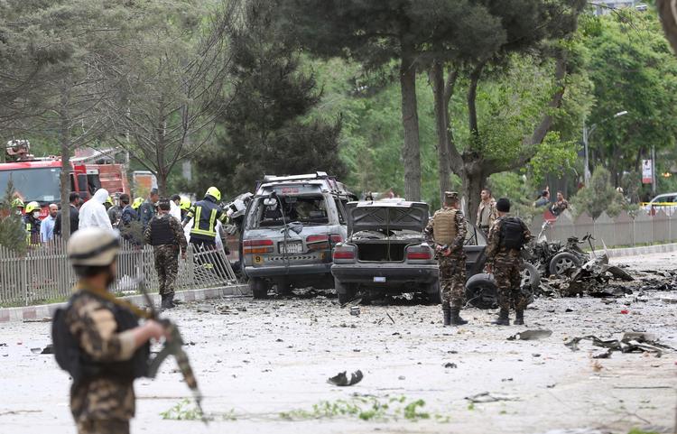 Selvmordsbombe. Ved det senesteangreb 3. maj på Nato-tropper i det centrale Kabul mistede otte civile livet, mens tre soldater blev såret. mens soldaterne typisk er godt beskyttet i kraftigt pansrede biler, så går de hyppige angreb hårdt ud over tilfældige forbipasserende.
 