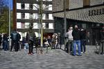 Tilskuere uden for Retten på Frederiksberg.  