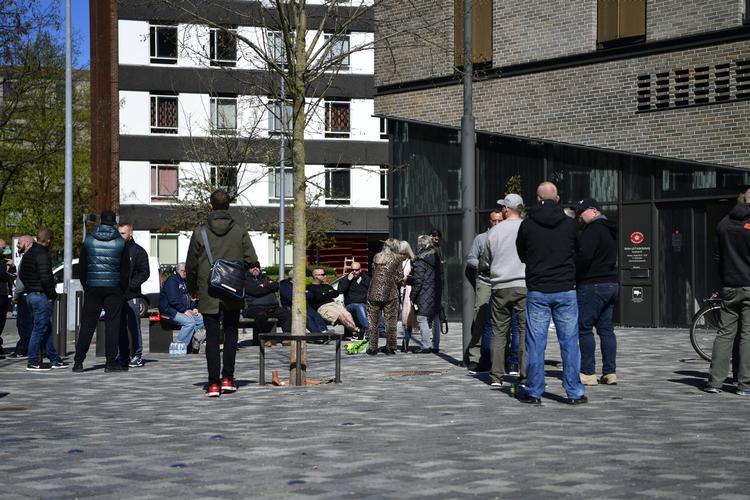 Tilskuere uden for Retten på Frederiksberg.  