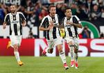 Dani Alves (th.) bliver 'jagtet' af holdkammeraterne  Claudio Marchisio  og Giorgio Chiellini efter sin flotte scoring på en helflugter. 