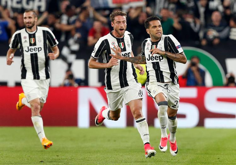 Dani Alves (th.) bliver 'jagtet' af holdkammeraterne  Claudio Marchisio  og Giorgio Chiellini efter sin flotte scoring på en helflugter. 