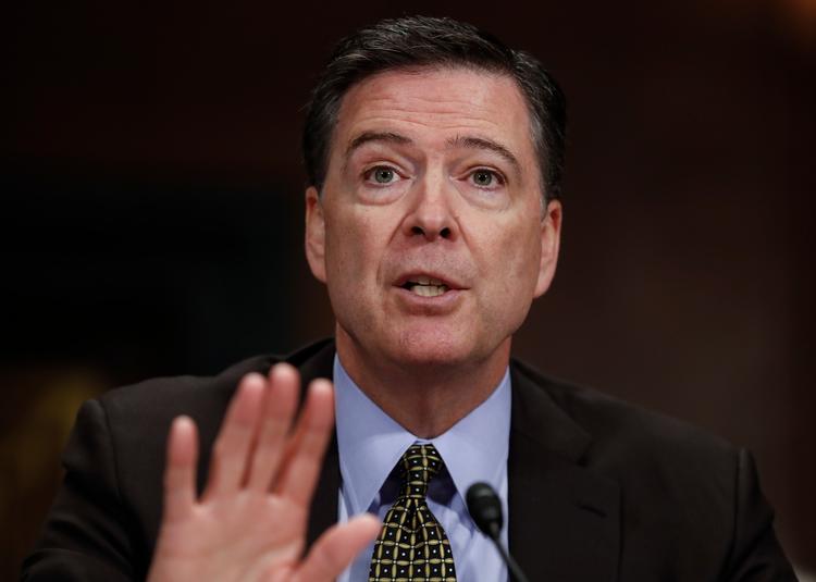 FBI-direktør James Comey troede, det var en practical joke, da han under en tale til sine ansatte i Los Angeles så et tv vise nyheden om, at Trump havde fyret ham. Det var det ikke. 