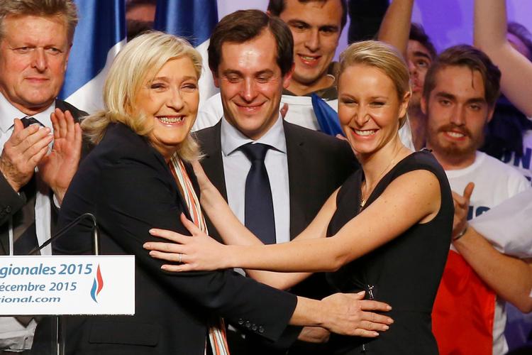 Marine Le Pen og hendes niece Marion Marécal-Le Pen efter valget i 2015. Nu har Marion trukket sig ud af politik.  