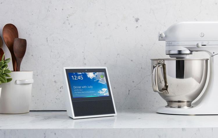 Den nye Amazon Echo Show-højttaler har en touchskærm ombord, der kan vise dig de ting, du og den indbygger, virtuelle assistent Alexa taler om.  