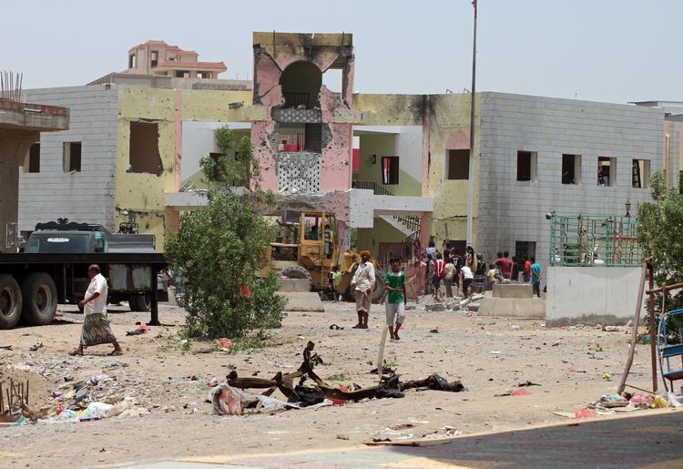 Byen Aden i det sydlige Yemen, hvor 22-årige Nisma Mansoor kommer fra, er ustabil. Hun mærker tydeligt desperationen stige i takt med priserne på mad. Flere er begyndt at tigge i gaderne.  