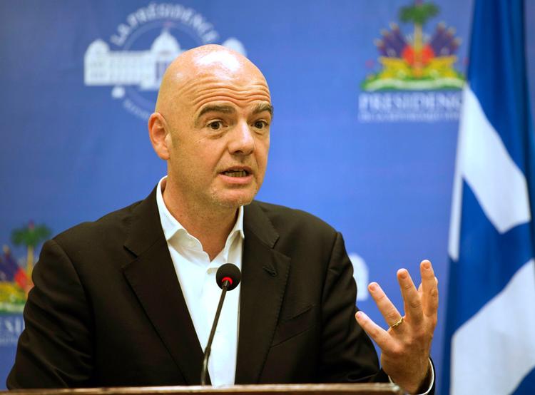 Gianni Infantino er træt af mediernes kritiske historier om Fifa og træt af folk med tilknytning til sin forgænger Sepp Blatters system.    