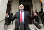 Britisk Labours leder, Jeremy Corbyn, kommer ud fra et krisemøde i partier, efter at dets valgprogram blev lækket. 