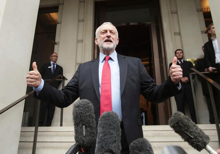 Britisk Labours leder, Jeremy Corbyn, kommer ud fra et krisemøde i partier, efter at dets valgprogram blev lækket. 