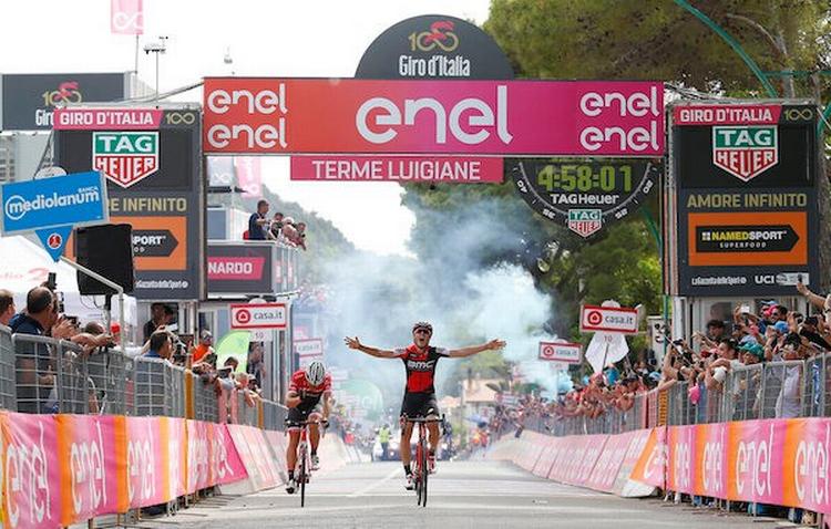 Mens schweizeren Silvan Dillier jubler, ærgrer belgieren Jasper Stuyven sig grueligt over at være blevet slået i spurten efter 215 km i udbrud. Foto: La Presse-D'Alberto/Ferrari. 