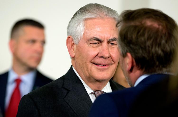 Anders Samuelsen (med ryggen til) mødtes allerede med sin amerikanske kollega Rex Tillerson til Nato-topmødet i marts. Torsdag mødtes de bilateralt i en halv time i forbindelse med Arktisk Råds møde i Alaska. 
