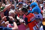 Tilhængerne stimler sammen omkring Vincenzo Nibali overalt, hvor han kommer frem. Foto: La Presse-D'Alberto/Ferrari. 