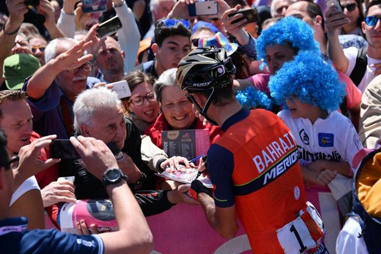 Tilhængerne stimler sammen omkring Vincenzo Nibali overalt, hvor han kommer frem. Foto: La Presse-D'Alberto/Ferrari. 