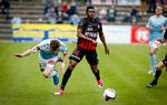 Sønderjyskes Johan Absalonsen kaster sig frem foran FC Midtjyllands Rilwan Hassan under fredagens opgør.

 