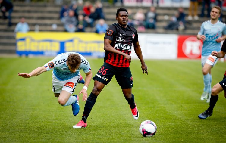 Sønderjyskes Johan Absalonsen kaster sig frem foran FC Midtjyllands Rilwan Hassan under fredagens opgør.

 