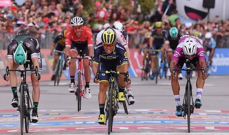 I et knivskarpt opgør slår australieren Caleb Ewan (i midten) den dobbelte colombianske etapevinder Fernando Gaviria (til hø're) og ireren Sam Bennett. Foto: La Presse-D'Alberto/Ferrari. 