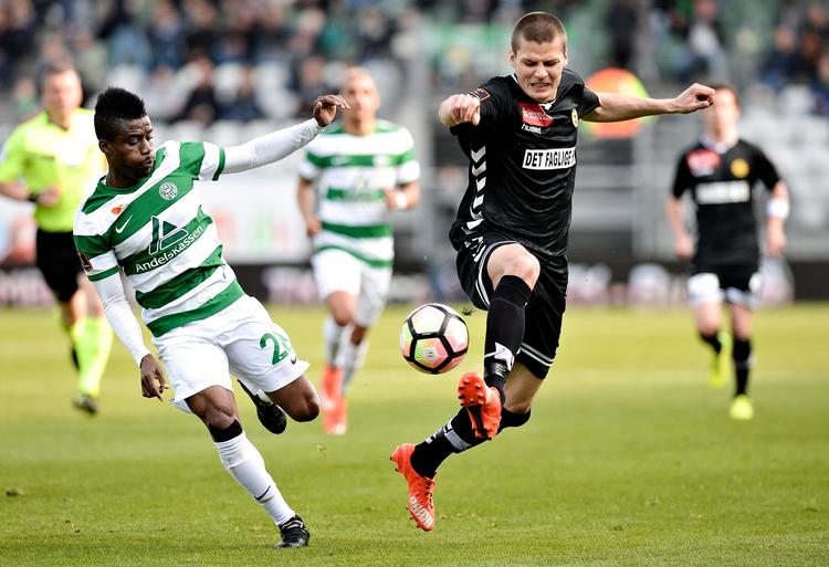 Viborgs Serge Deble og Horsens-spilleren Elfar Freyr Helgason er to af de spillere, der kæmper for at undgå nedrykning fra Superligaen 