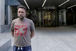 Britiske 47-årige Patrick Ward måtte se sin hjerteoperation blive udskudt på grund af hackerangrebet. 