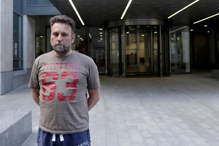 Britiske 47-årige Patrick Ward måtte se sin hjerteoperation blive udskudt på grund af hackerangrebet. 